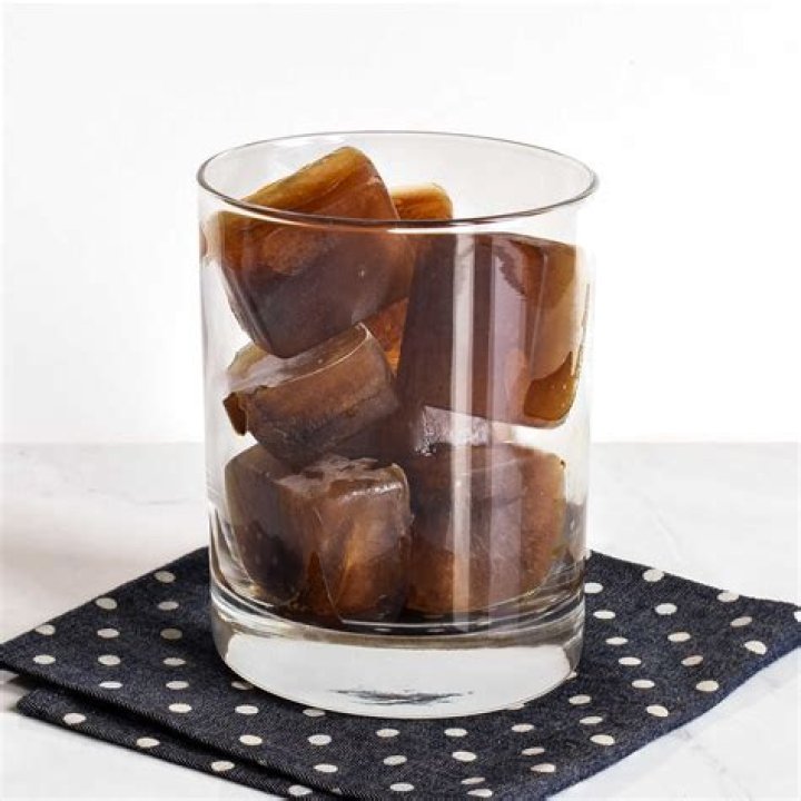 Cubes for cooling a drink