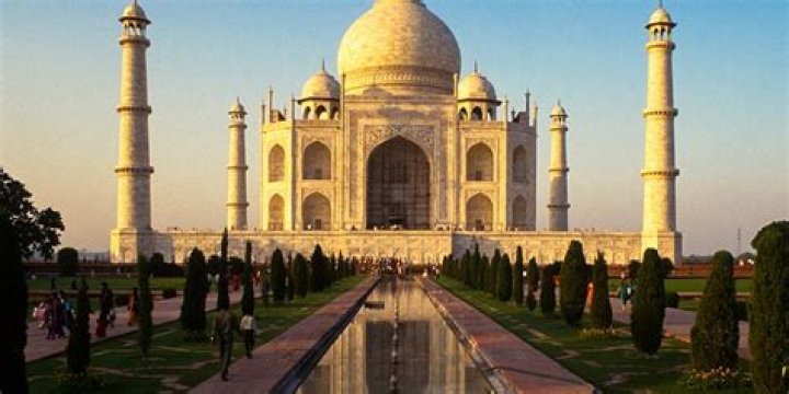 ___ Mahal (landmark in Agra India)