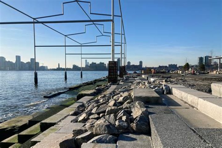 New York canal that begins at the Hudson River