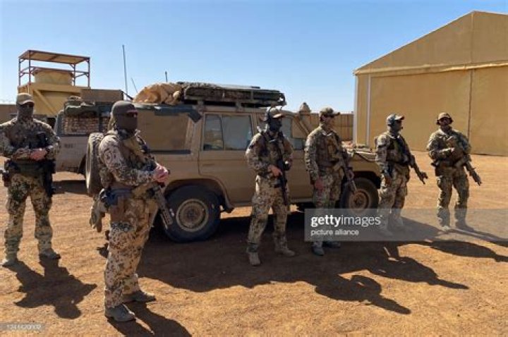 Seconds-in-command: Abbr.