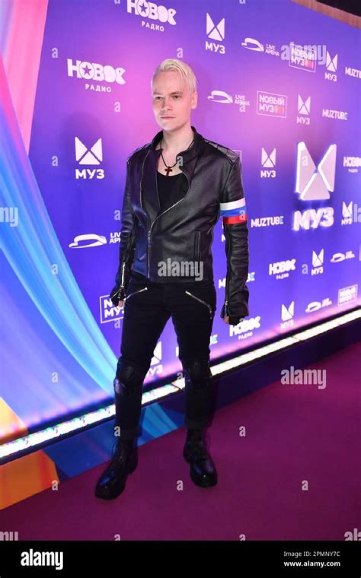 Singer of the 2018 hit Beautiful Crazy: 2 wds.